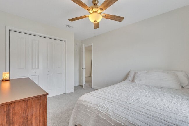 Building Photo - AVAILABLE NOVEMBER (PET FRIENDLY)