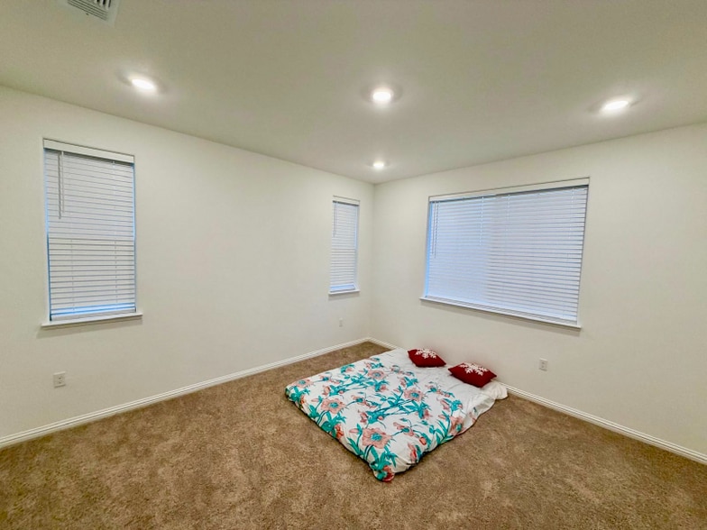 Building Photo - 1570 Pinchot Dr