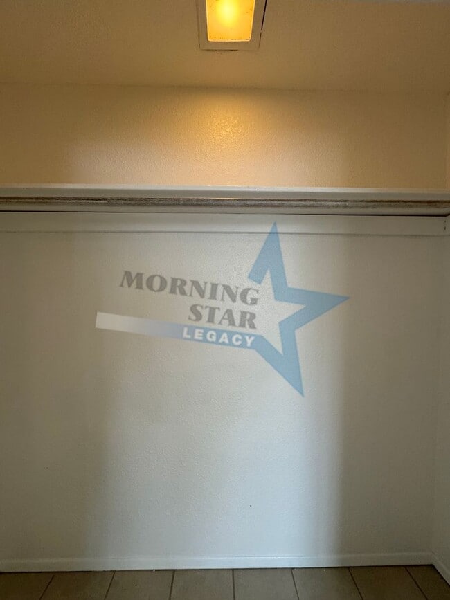 Building Photo - Cute 2-Bedroom Duplex