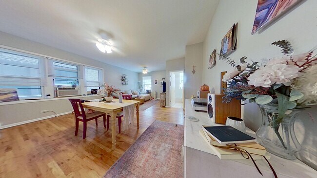 Interior Photo - 1331-41 W. Addison