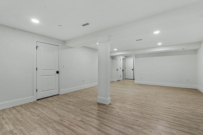 Building Photo - 19 Lily Pond Ln