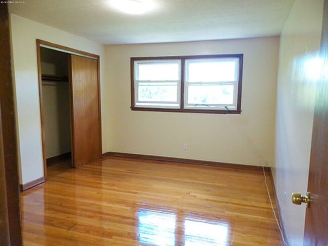 Building Photo - Bright  Second Floor Flat Across from Barr...