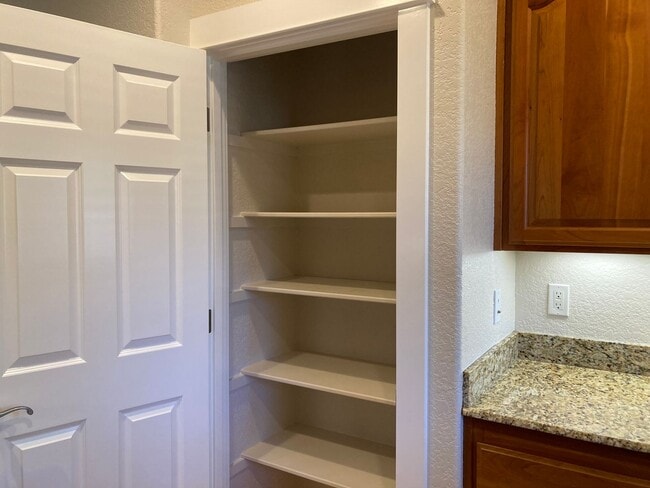 Building Photo - 2 Bedroom 2.5 Bath Townhome