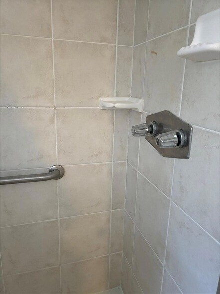 Building Photo - 750 Avenida Estancias