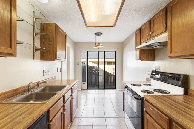 Building Photo - 3 Bedroom/2 Bath Applecreek Subdivision