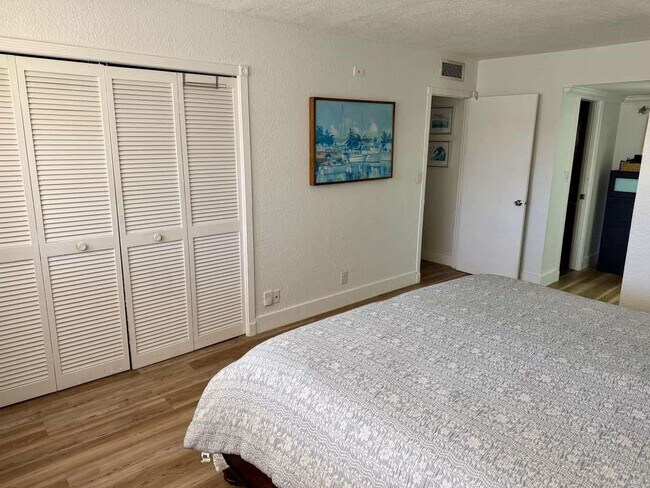 Building Photo - 2651 S Palm Aire Dr