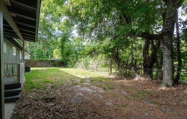 Building Photo - "Cozy 3-Bedroom Gem with a Gated Private B...