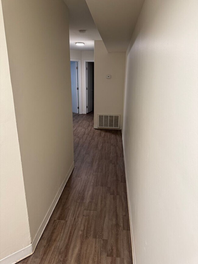 Building Photo - 3 Bedroom/1 Bath in Old Louisville