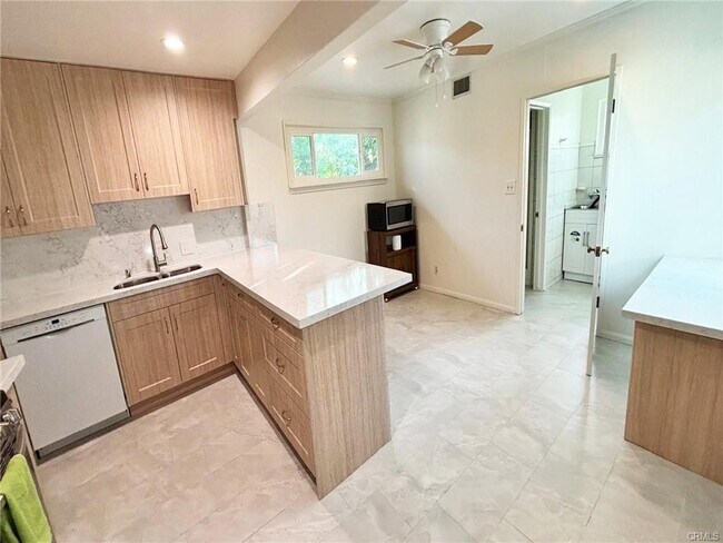 Building Photo - 8831 Murietta Ave