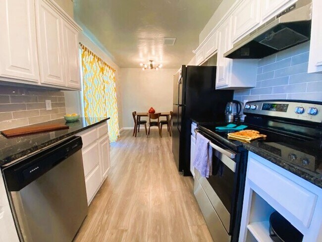 Building Photo - 1100 Elmhurst St