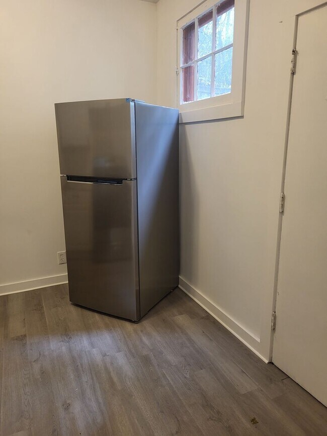 Building Photo - Newly renovated 2 bedroom in Hazelwood! Av...