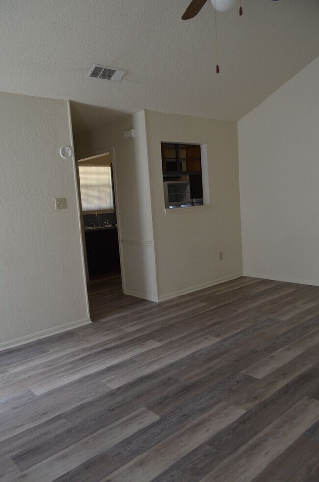 Building Photo - 104 Spur Dr