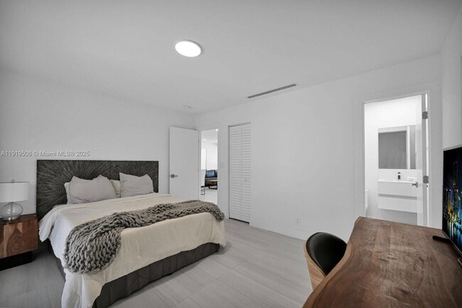 Building Photo - 1546 Van Buren St