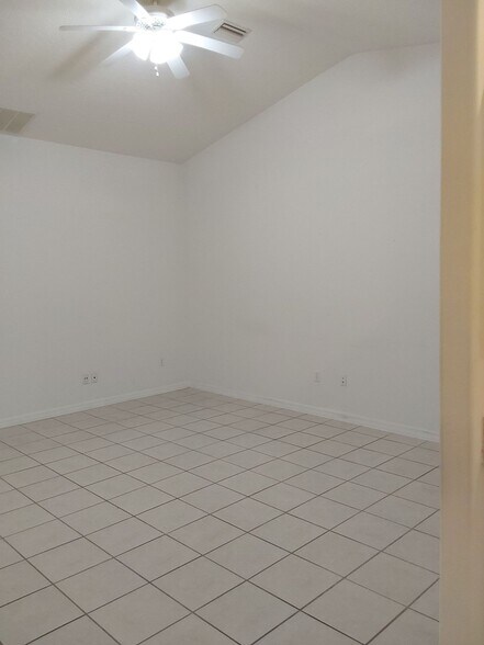 Building Photo - 9 Rainbow Ln