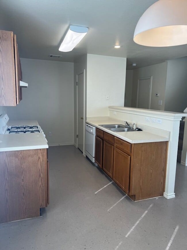 Building Photo - 929