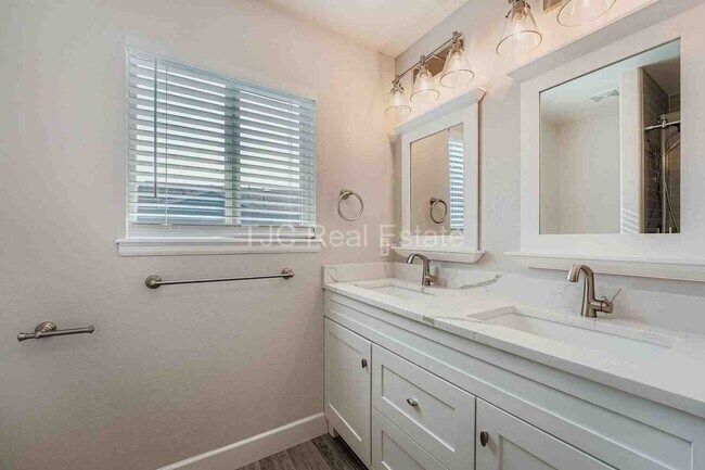 Building Photo - 6212 S Valdai Ct