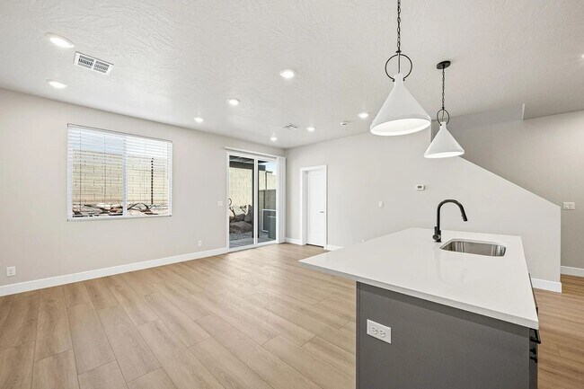 Building Photo - 3983 Razor Dr