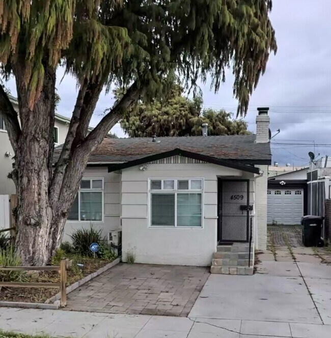 Building Photo - Beautiful 2 Bedroom Home with Large Yard