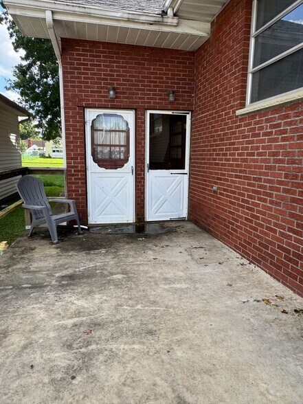 Building Photo - 2204 6th Ave