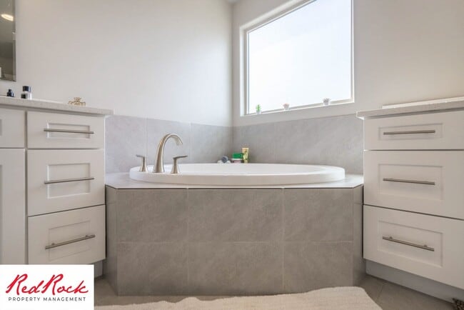Building Photo - Beautiful townhome in desirable neighborho...