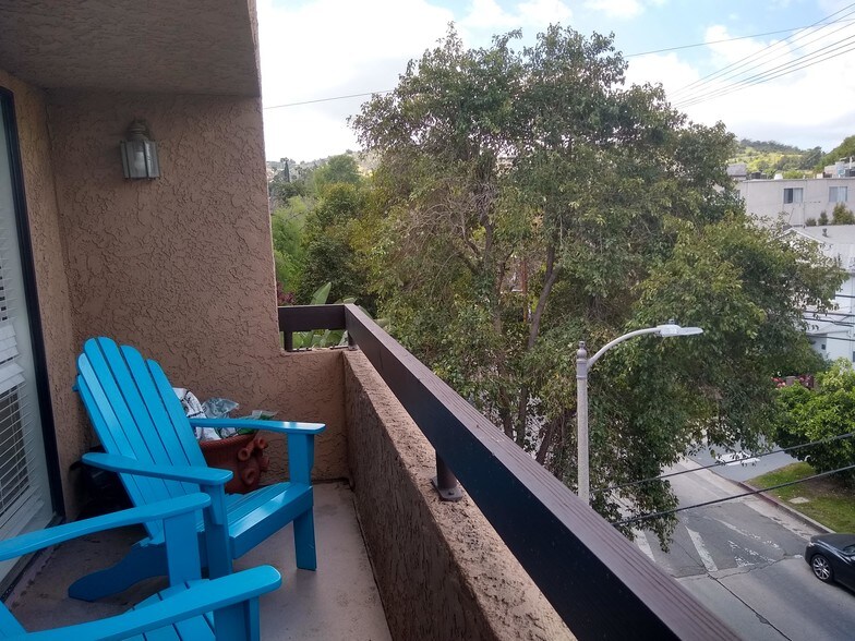 balcony with mountain views - 14572 Dickens St