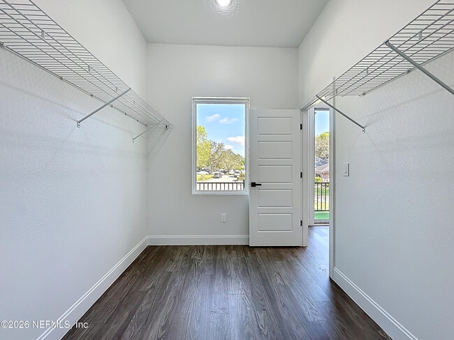 Building Photo - 2121 Broadwater Dr