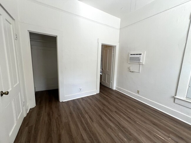 Building Photo - 4Bd 2Bath Available Now 6 month lease only...