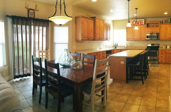 Building Photo - 5101 Emmeline Dr