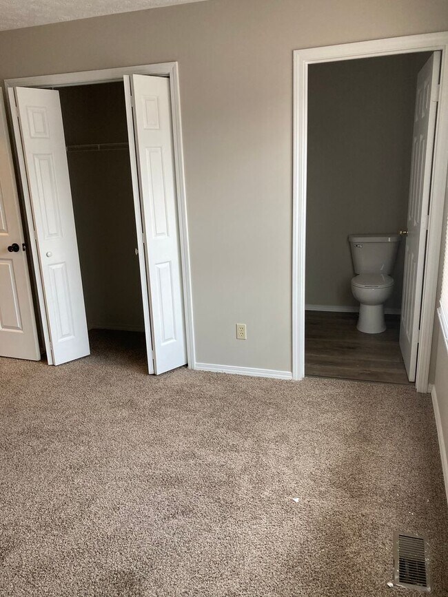 Building Photo - 3 Bedroom, 1.5 bath townhome!