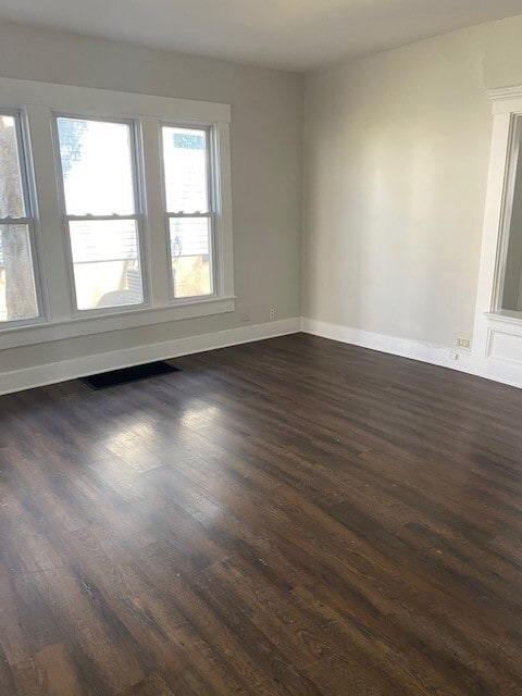 Building Photo - 2130 E Oak St