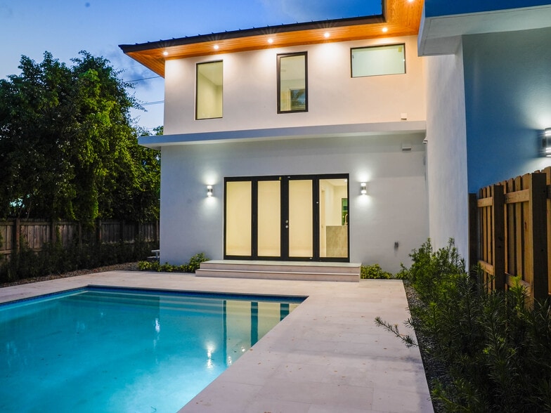 Building Photo - 6500 SW 84th St