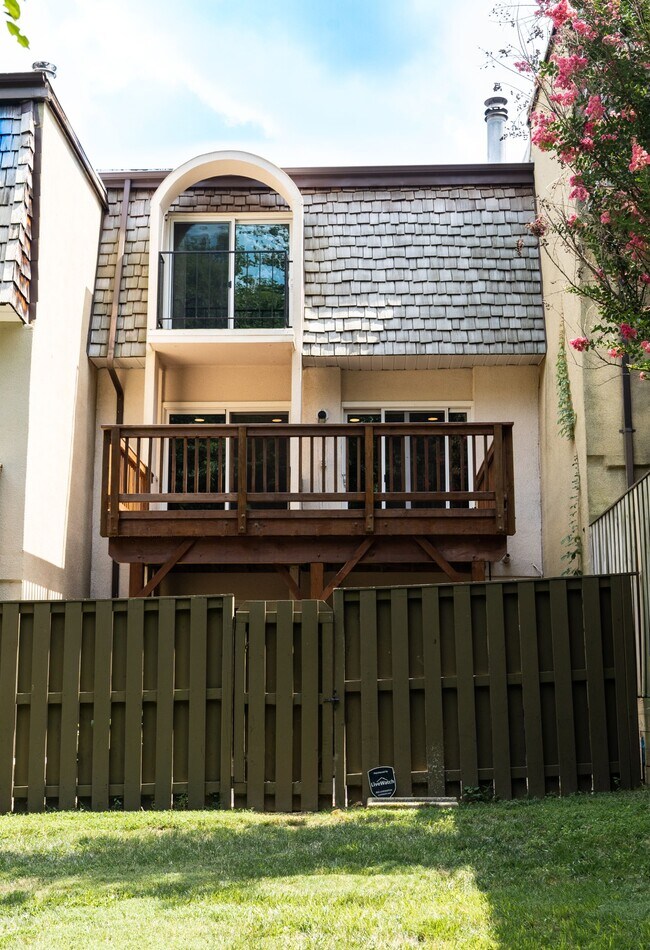 Building Photo - 1613 Valencia Way