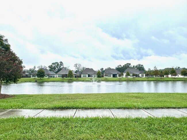 Building Photo - 43283 Pond View Dr