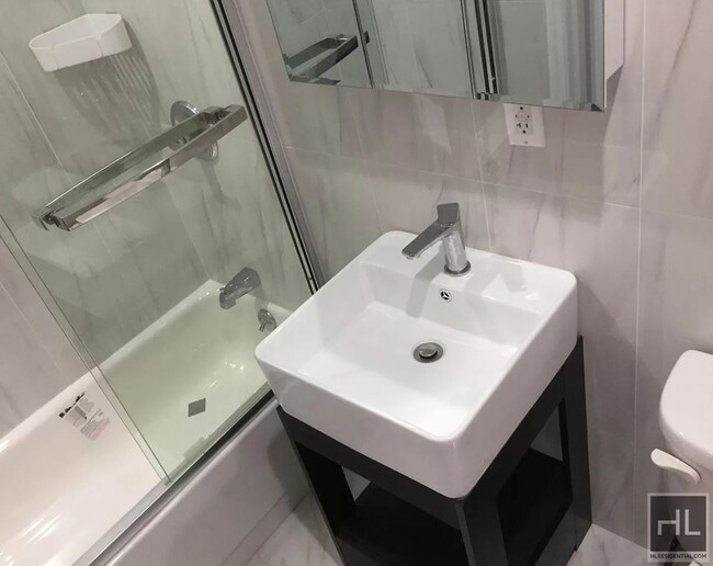 Building Photo - 19 AVENUE