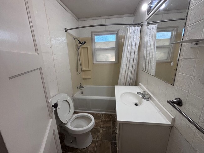 Building Photo - 2-bedroom 1 bathroom house with garage and...