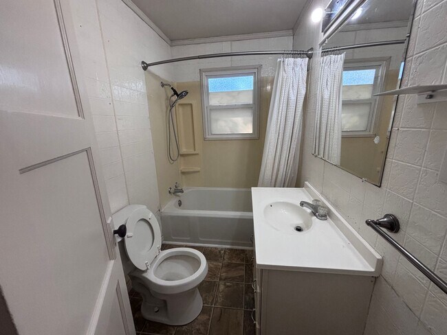 Building Photo - 2-bedroom 1 bathroom house with garage and washer/dryer provided