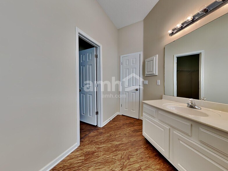 Building Photo - 632 E Red House Branch Rd