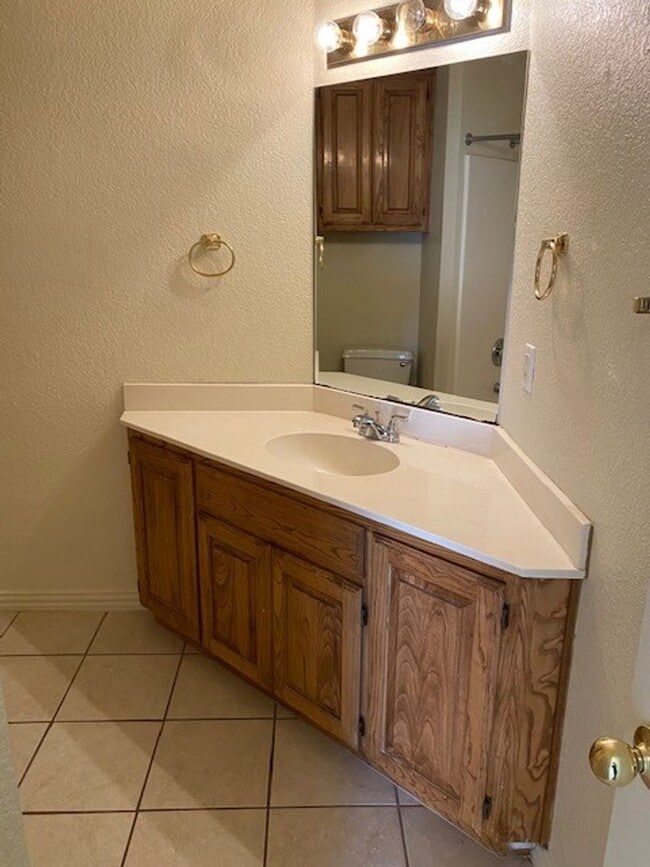 Building Photo - 3 BEDROOM 2 BATH 2 CAR GARAGE