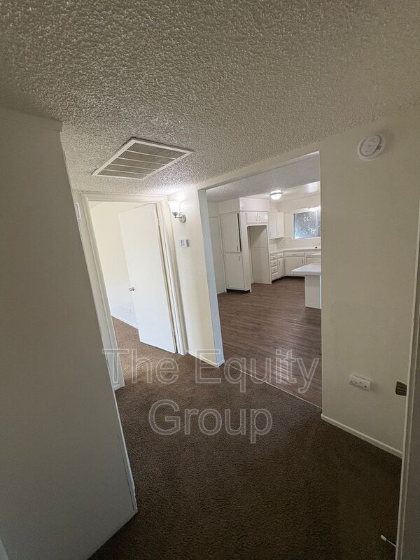 Building Photo - 941 S Demaree St