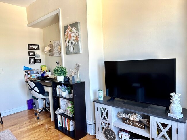 Building Photo - 108 Myrtle St