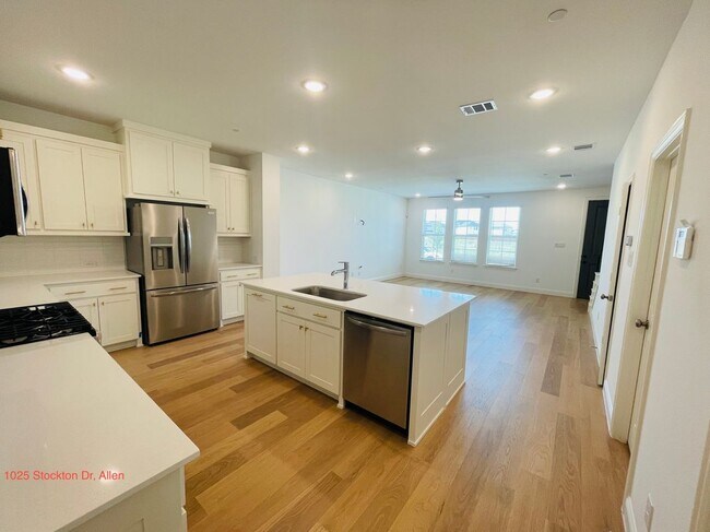 Building Photo - 1025 Stockton Dr