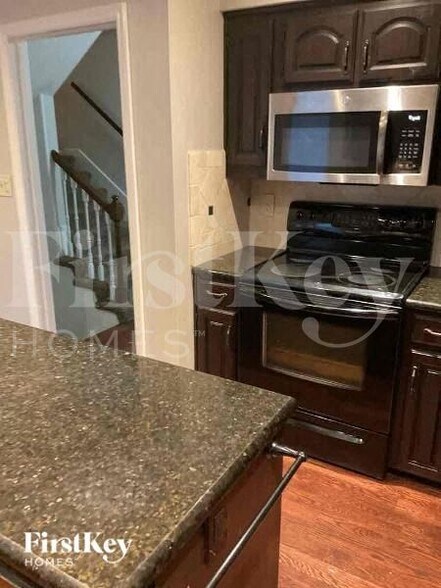 Building Photo - 9955 Melrose Dr