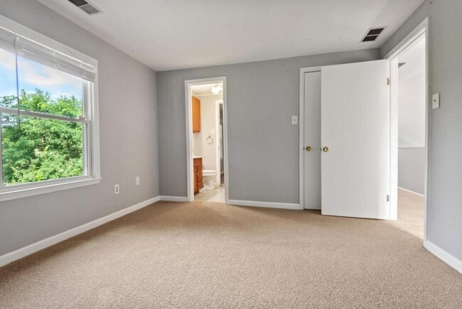 Building Photo - 648 Golfview Dr