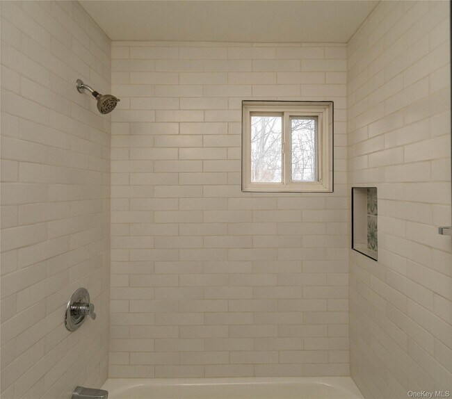 Building Photo - 11 Fishkill Glen Dr