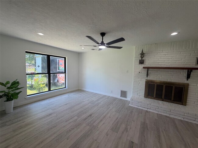 Building Photo - 143 Hollyvale Dr