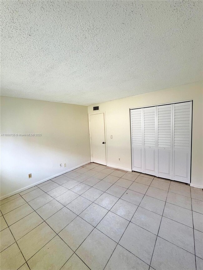 Building Photo - 933 W Jasmine Dr