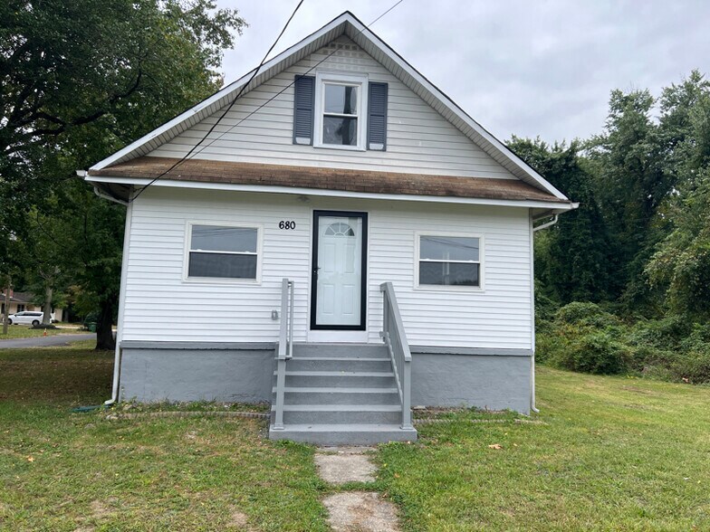 Building Photo - 680 E Main St