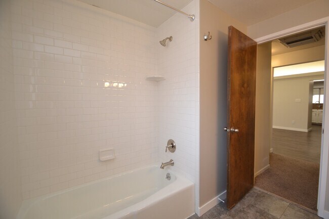 Building Photo - Awesome 5 bed 3 bath Home in Murray!!!