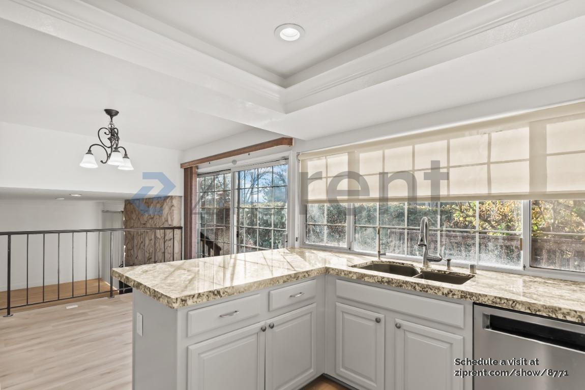 Building Photo - 2025 Park Royal Dr