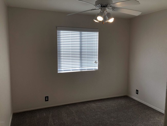 Building Photo - 1553 E Oakland St